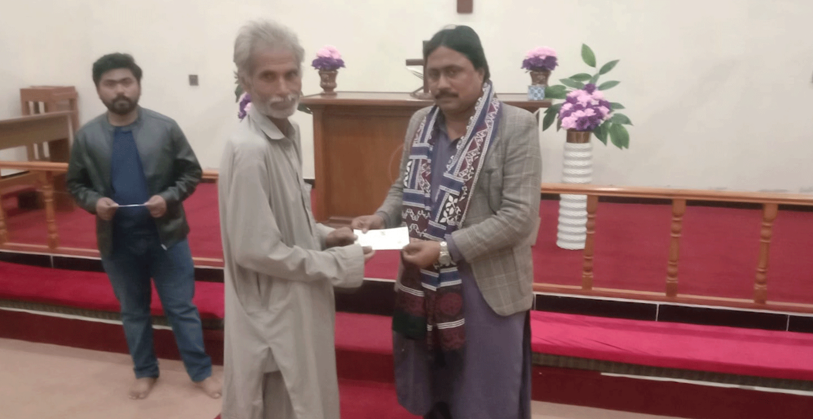 ٽنڊو الھيار:پيپلز پارٽي پاران اقليتي برادري ۾ڪرسمس جي سلسلي ۾  امدادي چيڪ ورهايا ويا